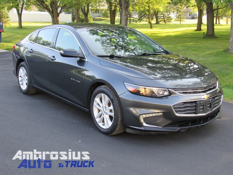 2017 Chevrolet Malibu LT   - Photo 1 - Appleton, WI 54915