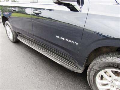 2021 Chevrolet Suburban LT   - Photo 10 - Appleton, WI 54915