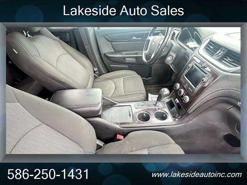 2017 Chevrolet Traverse LT 3rd Row, Low Miles 85K - Photo 8 - Clinton Township, MI 48036