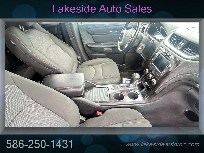 2017 Chevrolet Traverse LT 3rd Row, Low Miles 85K - Photo 7 - Clinton Township, MI 48036