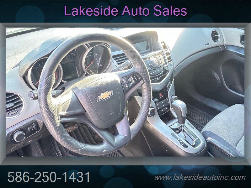 2013 Chevrolet Cruze LS Auto   - Photo 7 - Clinton Township, MI 48036