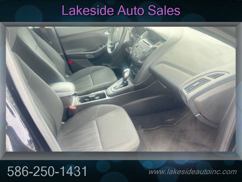 2016 Ford Focus SE Hatchback - Photo 6 - Clinton Township, MI 48036