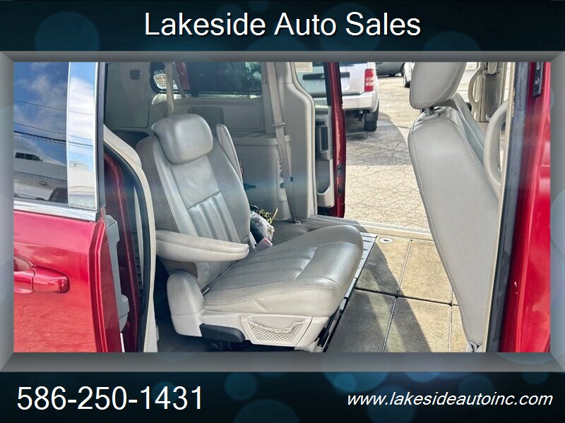 2009 Chrysler Town & Country Touring   - Photo 12 - Clinton Township, MI 48036