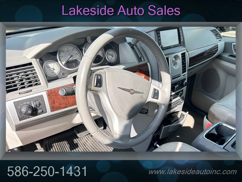 2009 Chrysler Town & Country Touring   - Photo 9 - Clinton Township, MI 48036