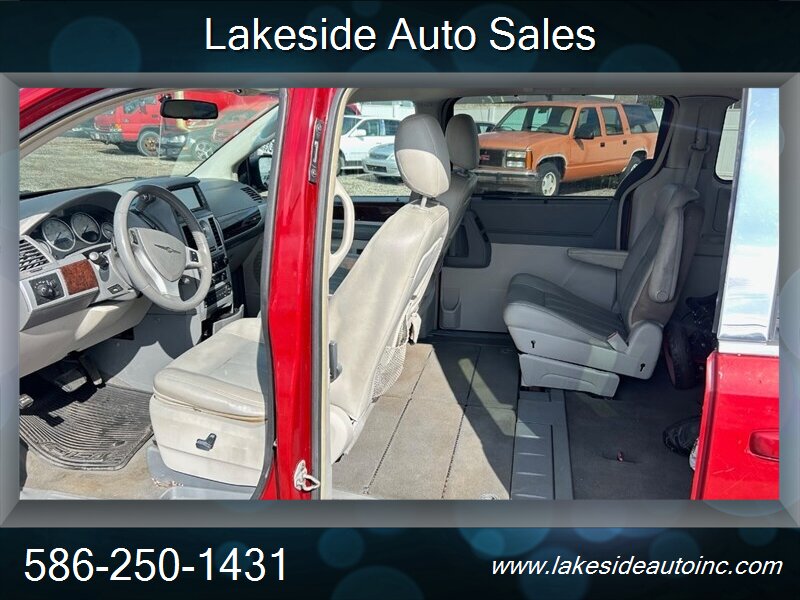 2009 Chrysler Town & Country Touring   - Photo 11 - Clinton Township, MI 48036