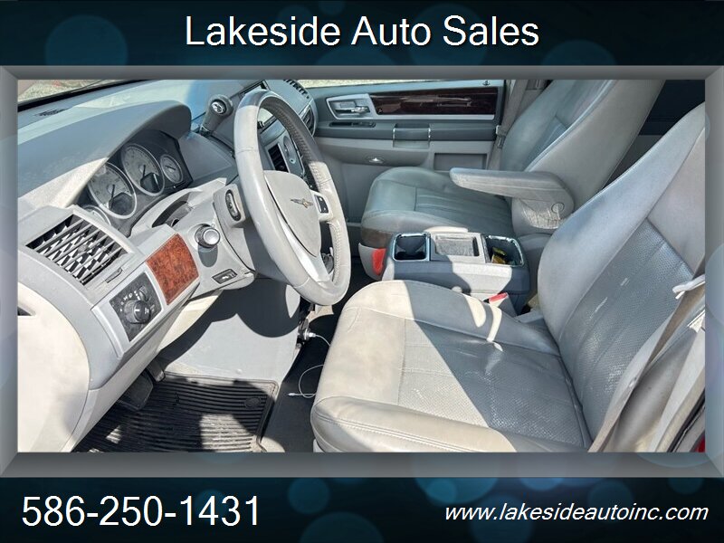 2009 Chrysler Town & Country Touring   - Photo 10 - Clinton Township, MI 48036