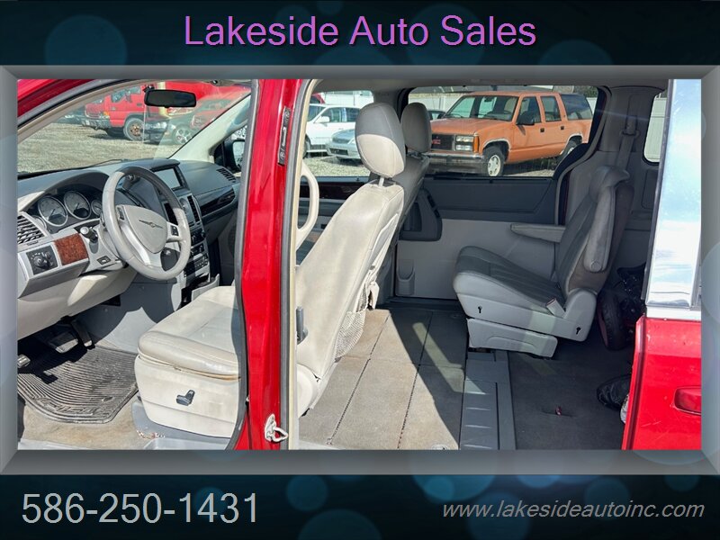 2009 Chrysler Town & Country Touring   - Photo 11 - Clinton Township, MI 48036