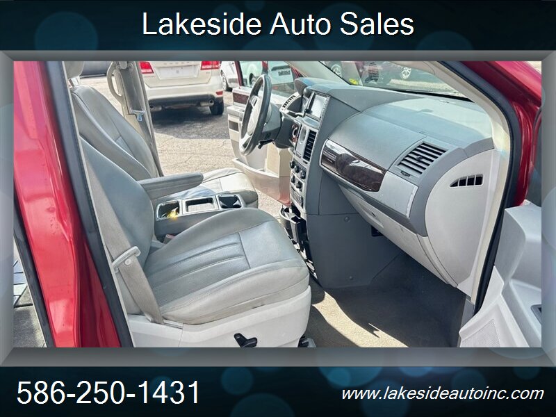 2009 Chrysler Town & Country Touring   - Photo 13 - Clinton Township, MI 48036