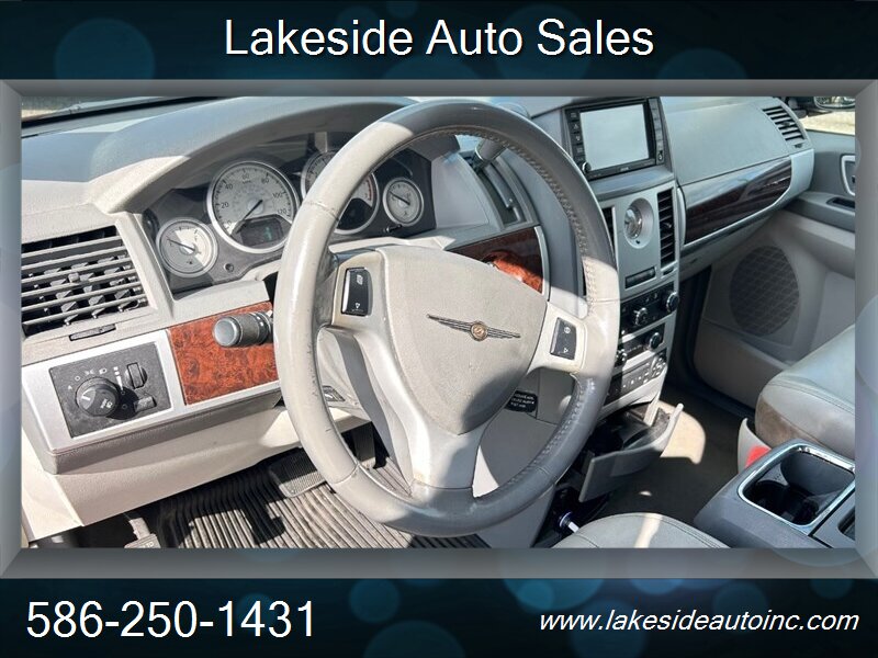 2009 Chrysler Town & Country Touring   - Photo 9 - Clinton Township, MI 48036