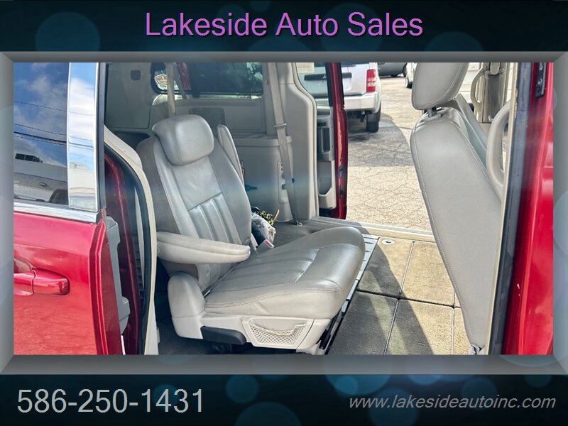2009 Chrysler Town & Country Touring   - Photo 12 - Clinton Township, MI 48036