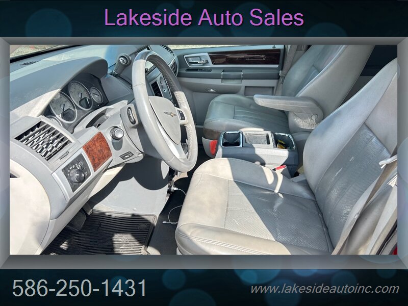 2009 Chrysler Town & Country Touring   - Photo 10 - Clinton Township, MI 48036