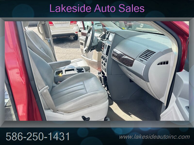 2009 Chrysler Town & Country Touring   - Photo 13 - Clinton Township, MI 48036