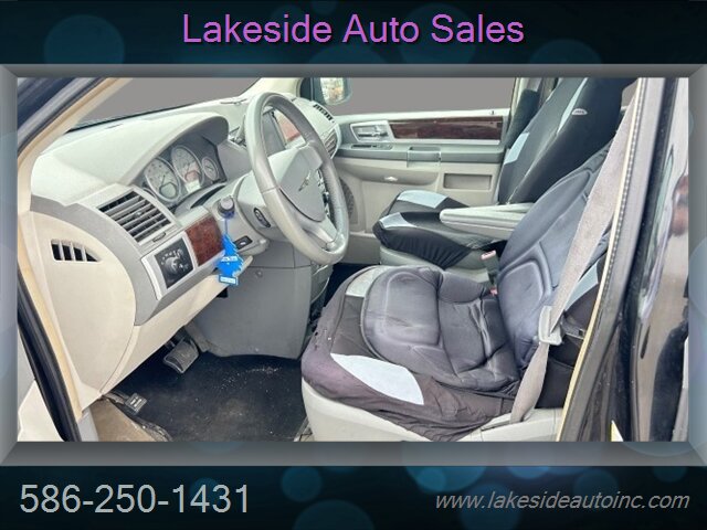 2009 Chrysler Town & Country Touring   - Photo 9 - Clinton Township, MI 48036