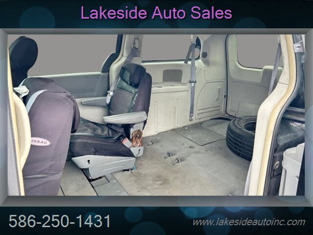 2009 Chrysler Town & Country Touring   - Photo 10 - Clinton Township, MI 48036