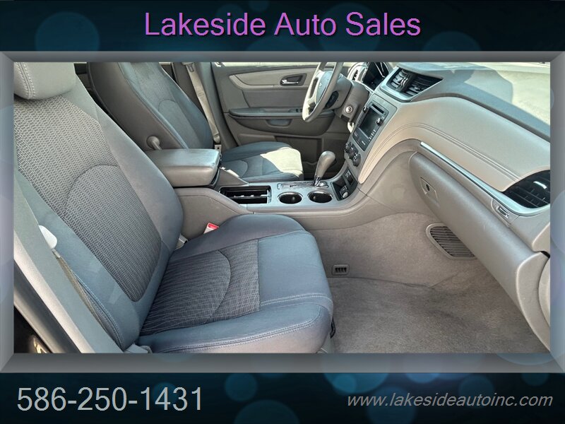 2017 Chevrolet Traverse LS - Photo 8 - Clinton Township, MI 48036