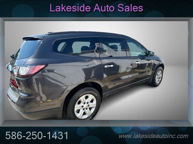 2017 Chevrolet Traverse LS - Photo 4 - Clinton Township, MI 48036