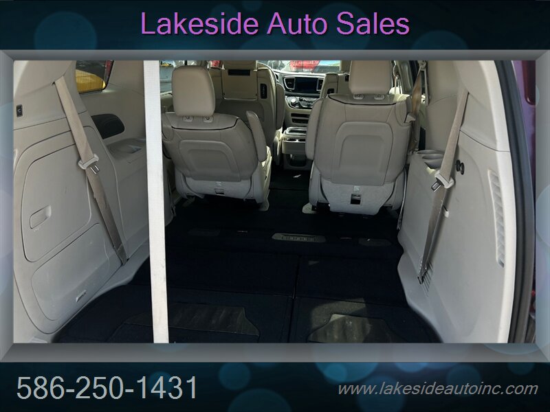 2017 Chrysler Pacifica Hybrid Platinum   - Photo 11 - Clinton Township, MI 48036