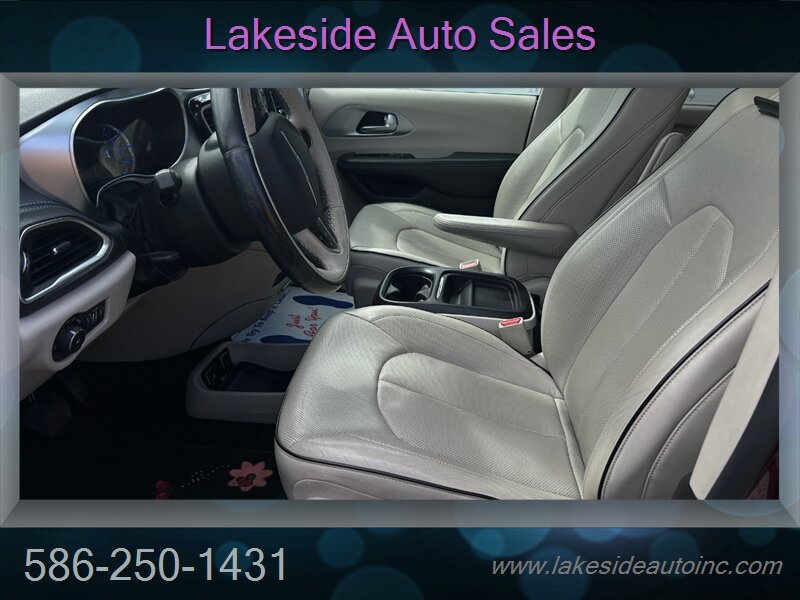2017 Chrysler Pacifica Hybrid Platinum   - Photo 9 - Clinton Township, MI 48036