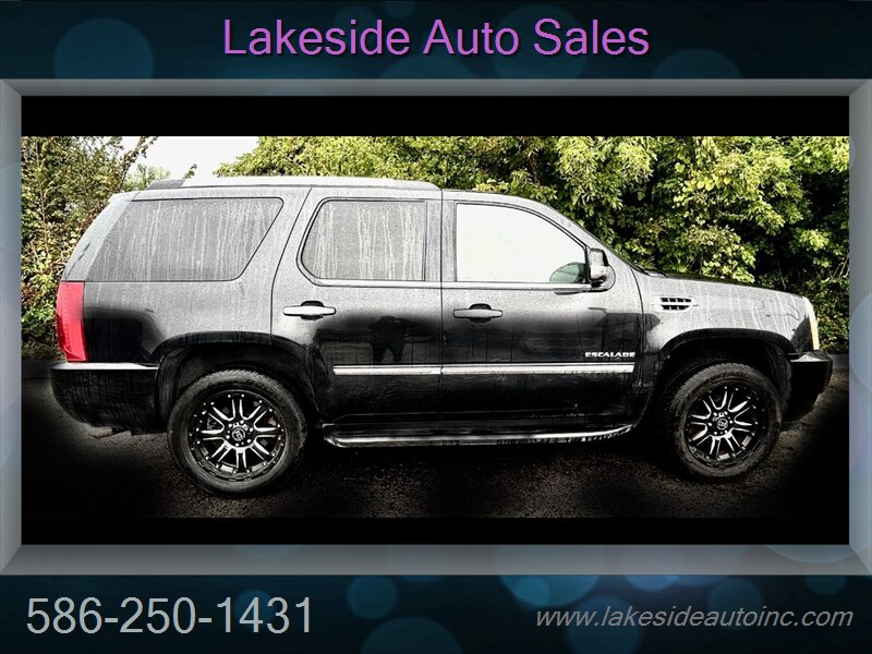 2011 Cadillac Escalade   - Photo 1 - Clinton Township, MI 48036