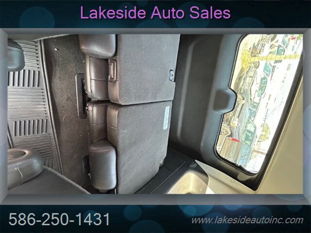 2011 Cadillac Escalade   - Photo 11 - Clinton Township, MI 48036