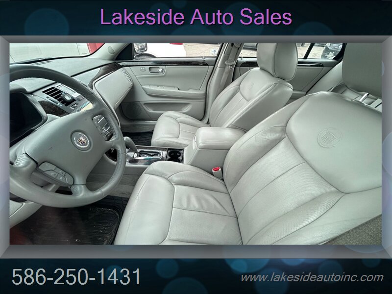 2011 Cadillac DTS Luxury Collection   - Photo 6 - Clinton Township, MI 48036