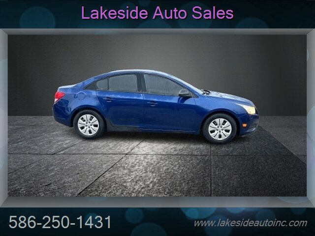 2013 Chevrolet Cruze LS Auto   - Photo 4 - Clinton Township, MI 48036