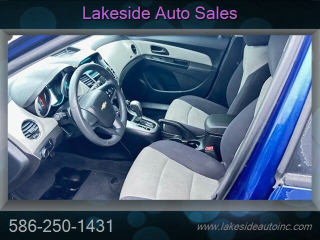 2013 Chevrolet Cruze LS Auto   - Photo 8 - Clinton Township, MI 48036
