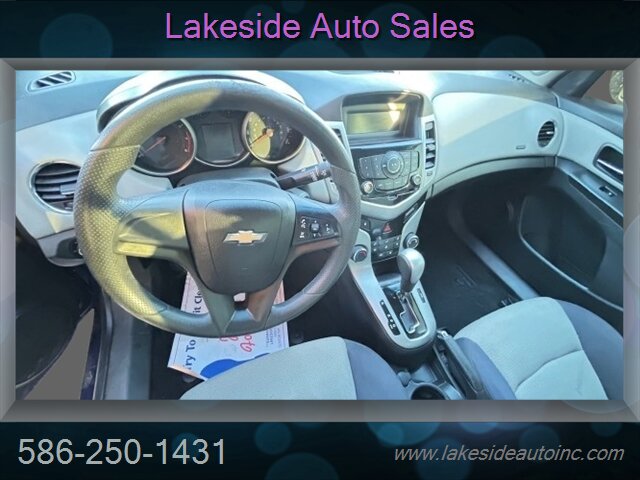 2013 Chevrolet Cruze LS Auto   - Photo 13 - Clinton Township, MI 48036