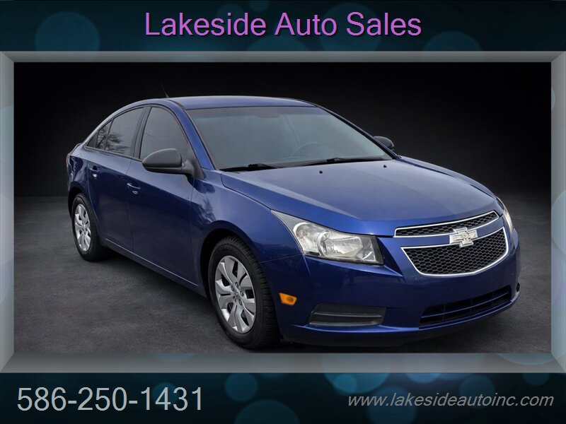 2013 Chevrolet Cruze LS Auto   - Photo 2 - Clinton Township, MI 48036