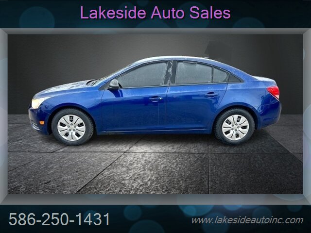 2013 Chevrolet Cruze LS Auto   - Photo 2 - Clinton Township, MI 48036