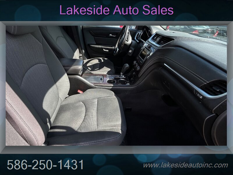 2017 Chevrolet Traverse LT   - Photo 9 - Clinton Township, MI 48036
