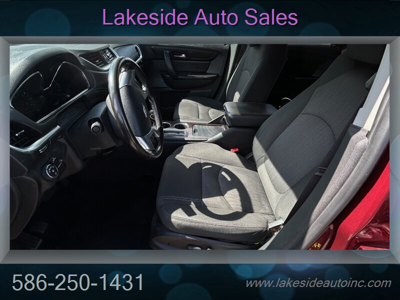 2017 Chevrolet Traverse LT   - Photo 8 - Clinton Township, MI 48036