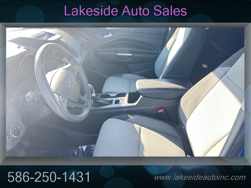 2017 Ford Escape SE - Photo 11 - Clinton Township, MI 48036