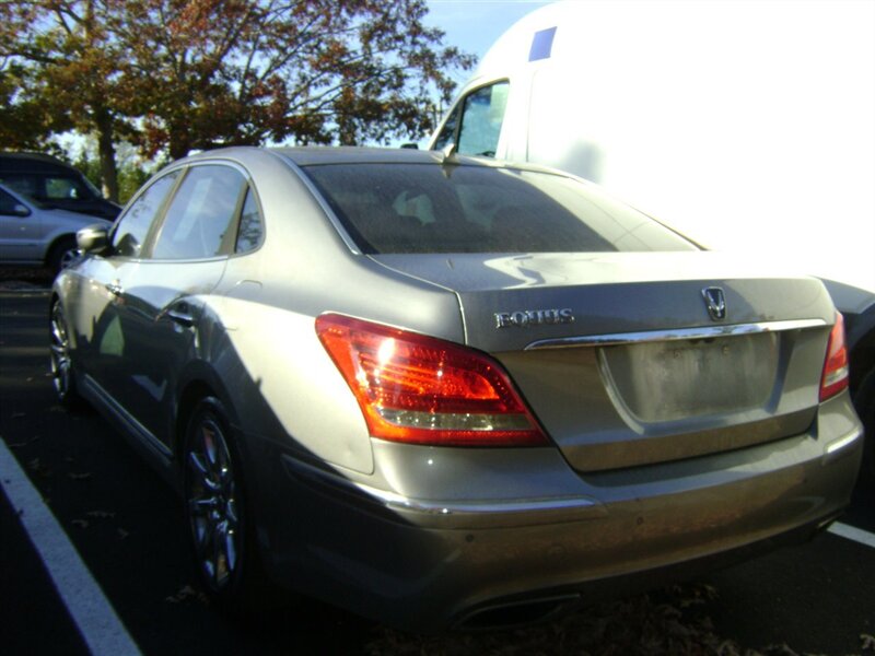 2012 Hyundai Equus Signature photo 3