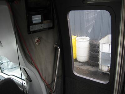 1999 Ford F550 Super Duty XLT Shuttle Bus  7.3 Power Stroke - Photo 18 - Portland, OR 97220