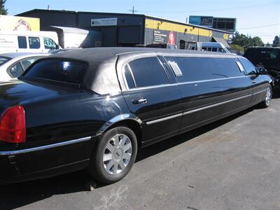 2006 Lincoln Towncar Executive  Stretch Limousine - Photo 4 - Portland, OR 97220