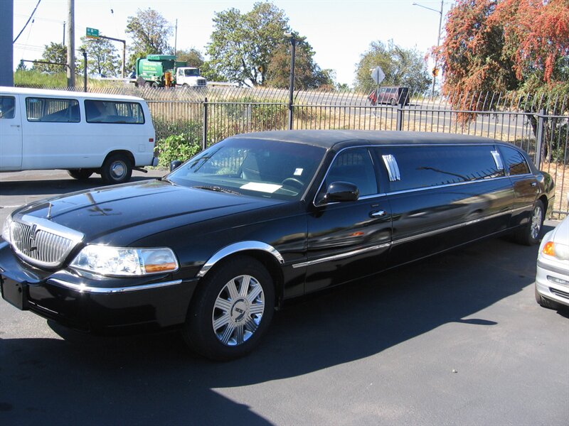2006 Lincoln Towncar Executive  Stretch Limousine
