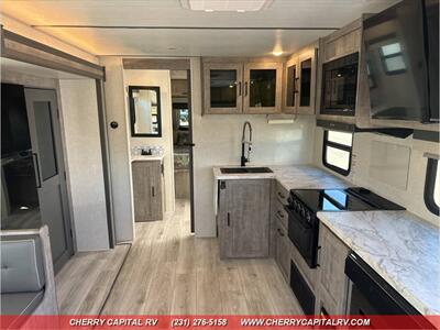 2023 Forest River GRAND SURVEYOR 253RLS   - Photo 13 - Grawn, MI 49637
