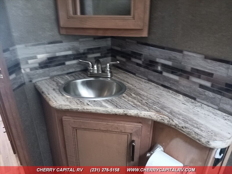 2019 Thor Quantum KW29-25L - Photo 17 - Grawn, MI 49637