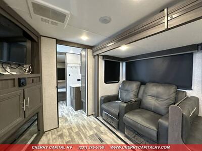 2021 DUTCHMEN KODIAK ULTIMATE 2921FKDS   - Photo 10 - Grawn, MI 49637