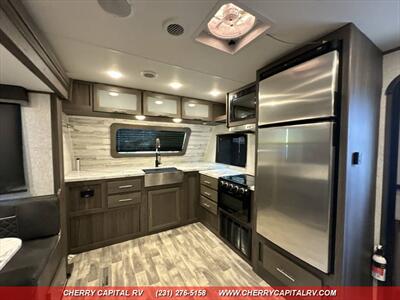 2021 DUTCHMEN KODIAK ULTIMATE 2921FKDS   - Photo 12 - Grawn, MI 49637