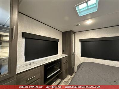 2021 DUTCHMEN KODIAK ULTIMATE 2921FKDS   - Photo 7 - Grawn, MI 49637