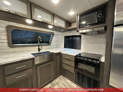 2021 DUTCHMEN KODIAK ULTIMATE 2921FKDS   - Photo 3 - Grawn, MI 49637