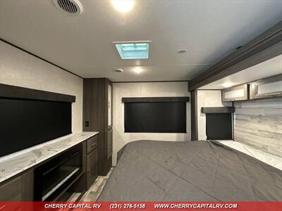 2021 DUTCHMEN KODIAK ULTIMATE 2921FKDS   - Photo 13 - Grawn, MI 49637