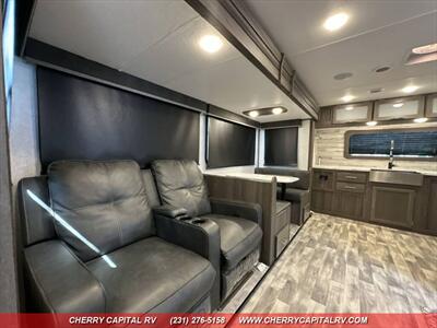 2021 DUTCHMEN KODIAK ULTIMATE 2921FKDS   - Photo 8 - Grawn, MI 49637