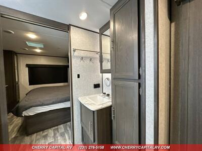 2021 DUTCHMEN KODIAK ULTIMATE 2921FKDS   - Photo 9 - Grawn, MI 49637