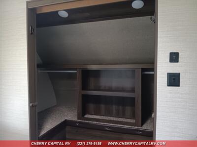 2019 Keystone Bullet Premier 34RIPR   - Photo 32 - Grawn, MI 49637