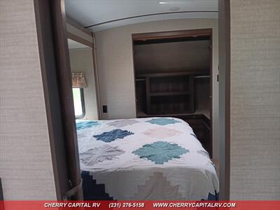 2019 Keystone Bullet Premier 34RIPR   - Photo 30 - Grawn, MI 49637