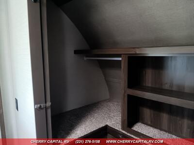 2019 Keystone Bullet Premier 34RIPR   - Photo 33 - Grawn, MI 49637