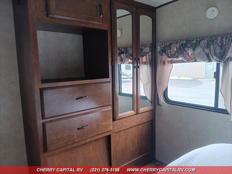 2014 Forest River Salem Hemisphere Lite M302FK - Photo 16 - Grawn, MI 49637